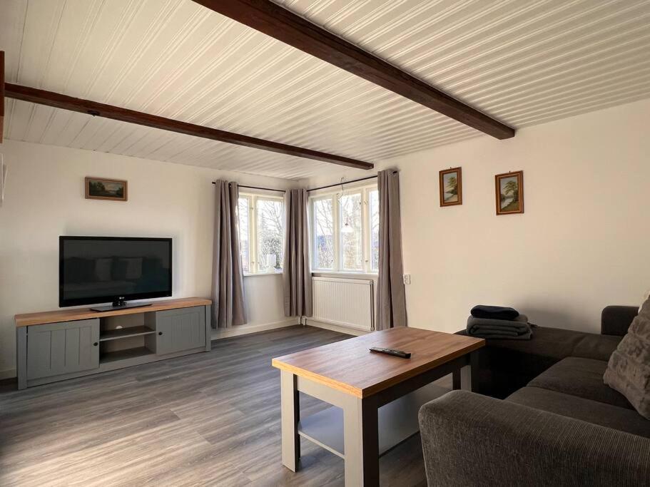 Lantlig Villa I Ljungbyhed Екстер'єр фото