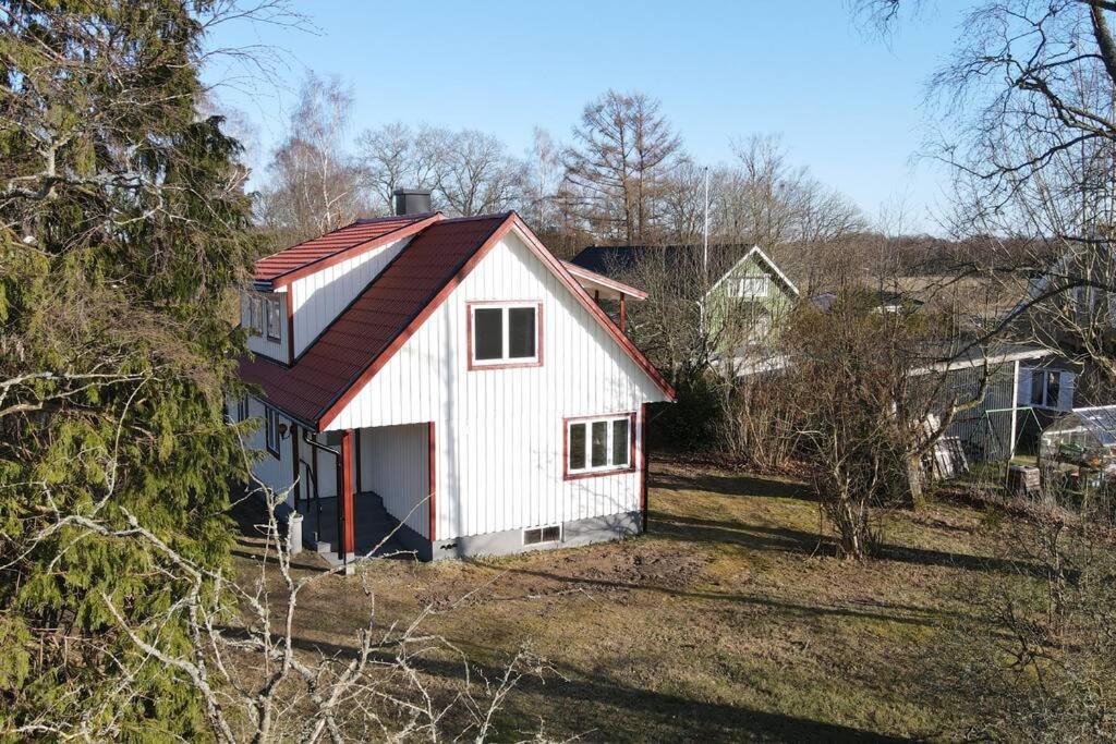 Lantlig Villa I Ljungbyhed Екстер'єр фото